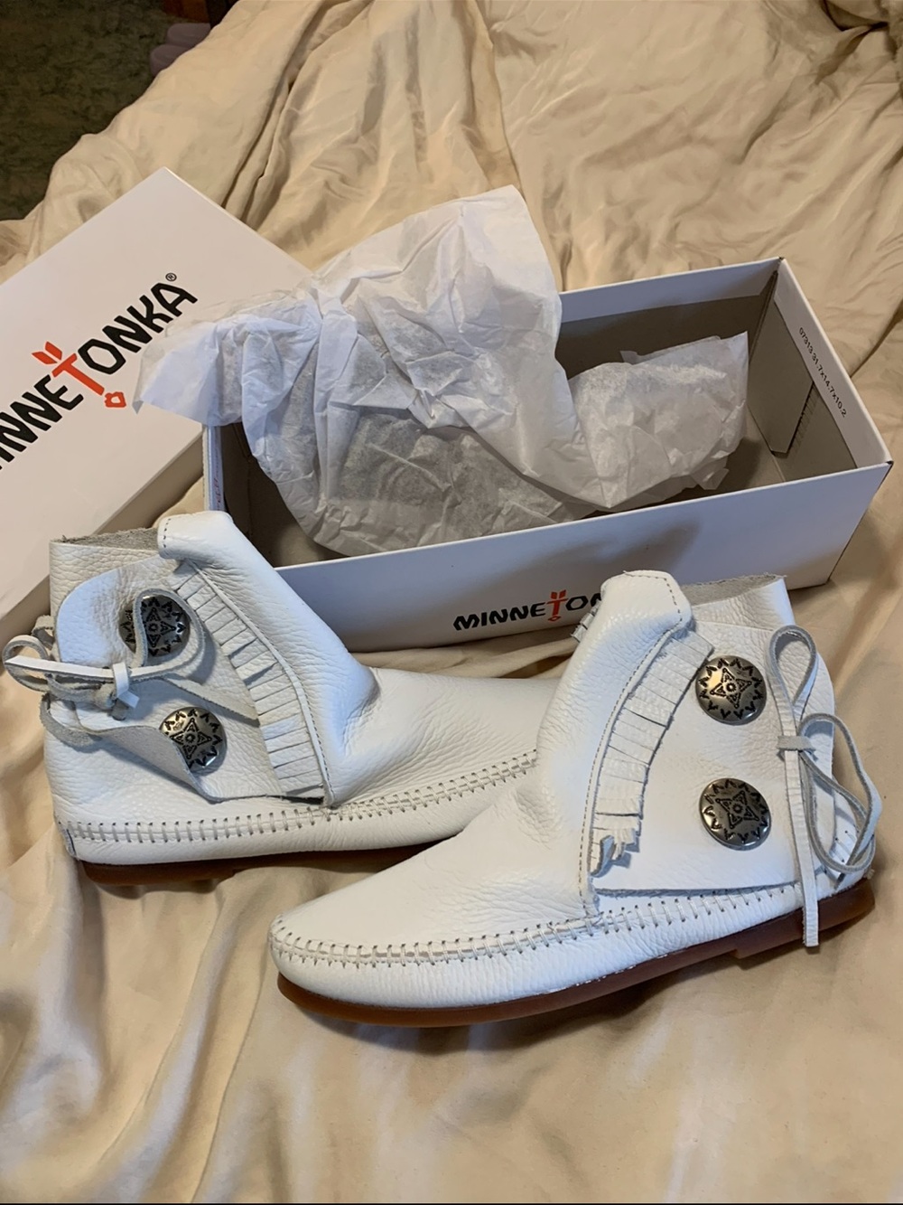 NEW with box. Minnetonka White Leather Fringe Moccasin with Concho Buttons - Picture 2 of 2